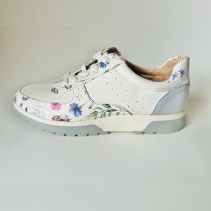 Lifestride Horizon White Multi sneakers.    Size 7m. Brand new. Super comfy!